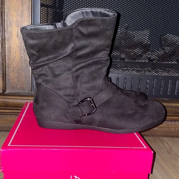 I.D. Required Brand New Black Suede Slouch Booties size 8 - Picture 1 of 9